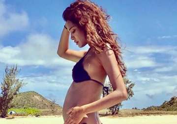 Lisa Haydon pregnent