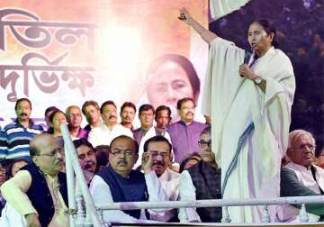 Mamata Banerjee addresses TMC in front of the main gate of RBI in Kolkata