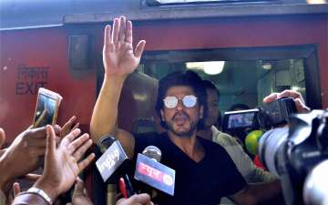 Shah Rukh Khan on his train trip from Mumbai to Delhi. 