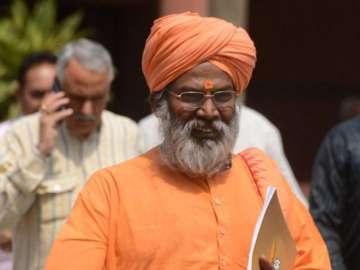 EC issues show cause notice to Sakshi Maharaj for his controversial remarks