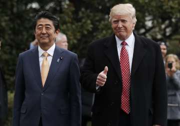 Donald Trump and Shinzo Abe pause before boarding Marine One