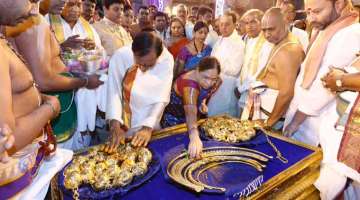 Telangana CM KCR offers gold