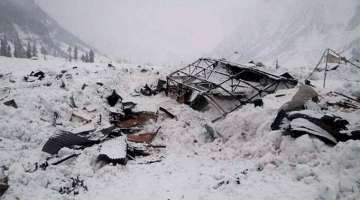 14 die as avalanche hits Pakistan