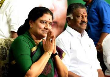 Sasikala removes Panneerselvam as party treasurer, says DMK behind his revolt