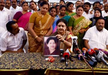 Sasikala along with party's MLAs supporting her