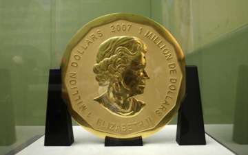 Robbers flee with 100kg gold coin from Berlin museum 