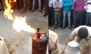  VIDEO: Here’s how to douse the fire from a leaking cylinder in just few seconds