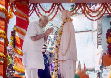 PM Modi paying tributes to former PM Lal Bahadur Shastri in Varanasi on Monday