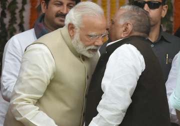 Modi and Mulayam exchange warm gestures during Yogi's swearing-in ceremony