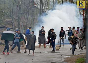 Youth pelting stones on security forces during anti-militant op in Budgam