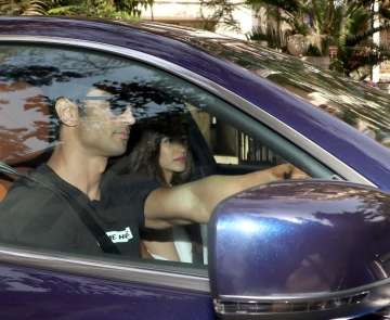 Sushant takes his rumoured lover Kriti out on a romantic drive