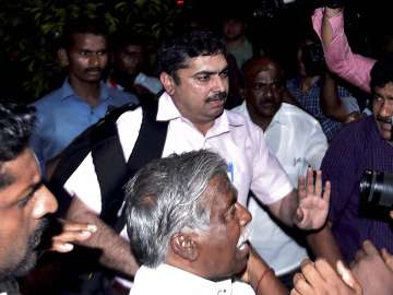In Chennai, Delhi Police corners Dinakaran, summons him in bribery case