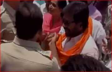 Sena MP's verbal spat with cops in Latur