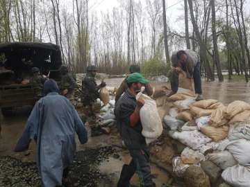 Incessant rains inundate low areas in Kashmir, Army responds to distress call