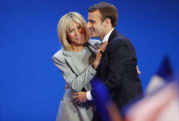 Emmanuel Macron, Brigitte hug