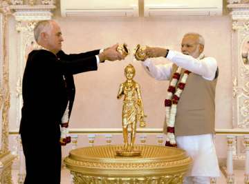 Modi and Turnbull during their visit to the Akshardham Temple