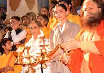 Deepika performs aarti in Rishikesh