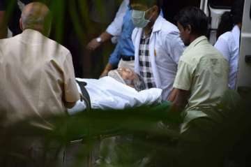Amitabh Bachchan, Rishi Kapoor attend Vinod Khanna's funeral, watch video