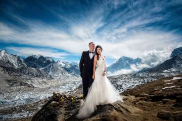 couple got married at mt everest