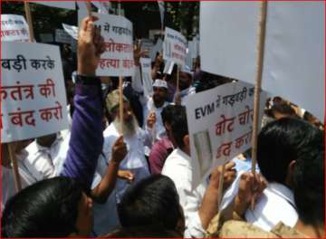 AAP workers protesting outside EC headquarters