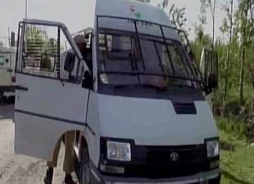 4 cops, 2 bank officials killed in Kulgam as militants loot cash van