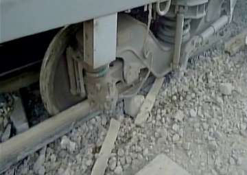 11 coaches of Mumbai-Lucknow express derail at Unnao 
