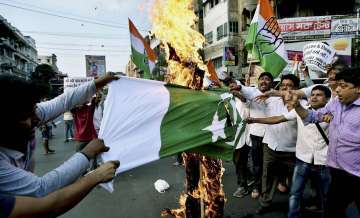 Cong workers burn Pakistan flag in protest against the killing Indian soldiers