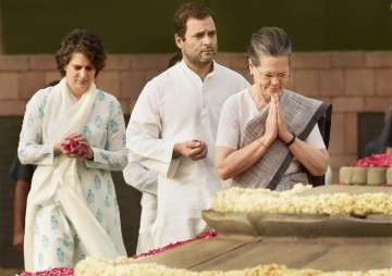 Sonia, Rahul, Priyanka pay tributes to Rajiv Gandhi on 26th death anniversary