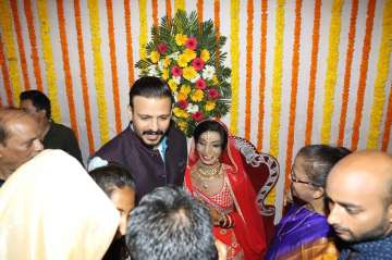 Vivek Oberio attends acid attack survivor Lalita Bansi’s wedding, gifts a house 