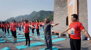  Indians and Chinese practice yoga at Great Wall