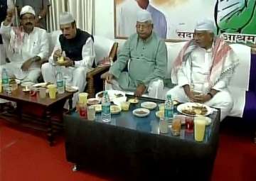 Nitish, Lalu, Ghulam Nabi participate in Congress Iftar party in Patna 