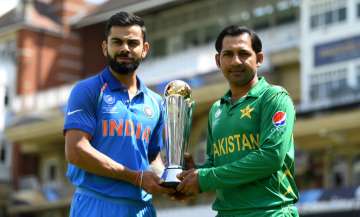 India captain Virat Kohli and Pakistan captain Sarfraz Ahmed hold the trophy