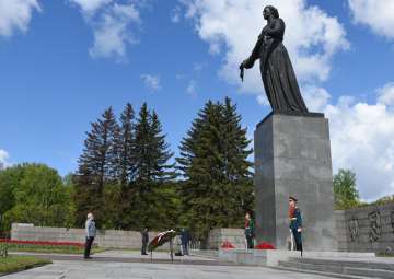 PM Modi pays tributes to WW-II victims at Piskarevskoe Memorial Cemetery