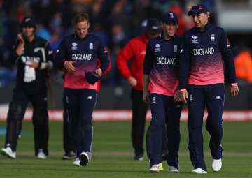 Eoin Morgan speaks to Joe Root during England's match vs New Zealand.