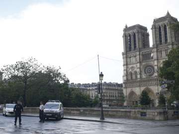 Paris: Man attacks cop with hammer at Notre Dame, shot at by police 