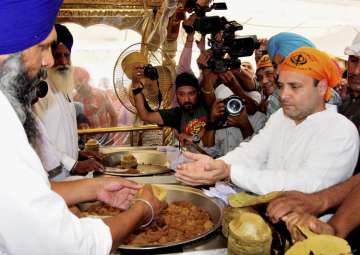 Rahul Gandhi receiving 'parsada' durinh a visit to Golden Temple