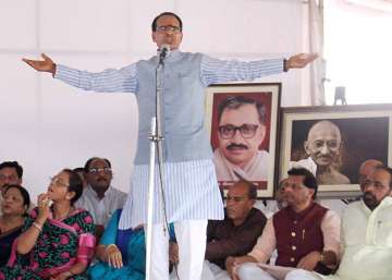 Shivraj Singh Chouhan continues his fast for peace fast