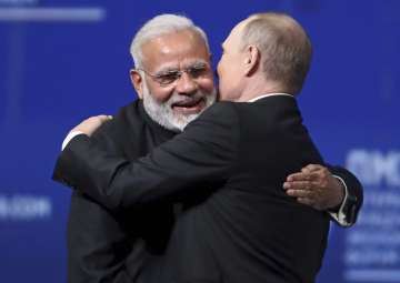 Putin and Modi give each other a hug at SPIEF