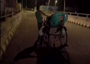 Family carries body on rickshaw after being denied ambulance