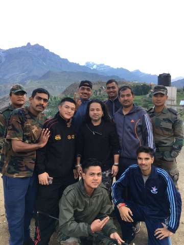 Kailash Kher celebrates Vijay Diwas with soldiers