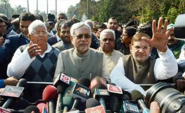 Lalu asks Sharad Yadav to undertake nationwide tour to defeat 'communal' forces 