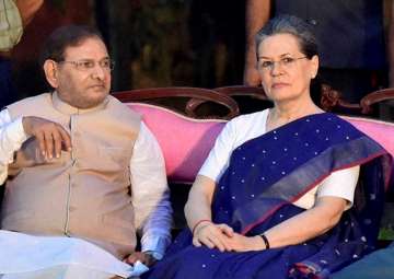 Sharad Yadav meets Sonia amid strain in alliance in Bihar