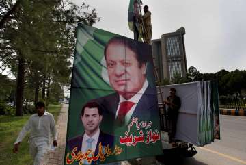 Ignoring warnings, Nawaz Sharif takes road to Lahore in show of strength