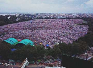 Did Lalu tweeted this image of Patna crowd