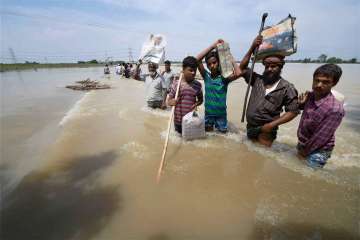  Flood-affected villagers shift with their belongings in Purnea district on Tues
