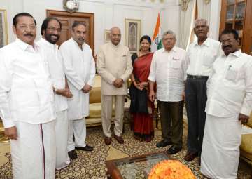 Opposition parties meet President, demand Tamil Nadu floor test