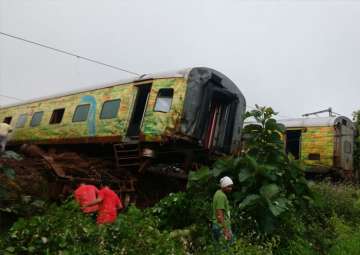 Nagpur-Mumbai Duronto Express derails
