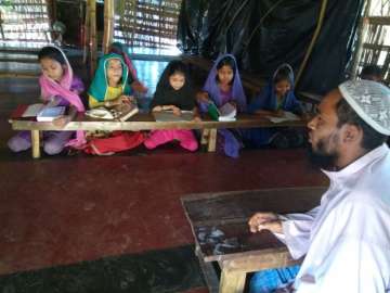  Bangladesh struggles to cope with Rohingya refugees
