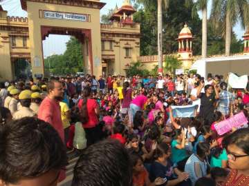 Police baton-charge BHU students protesting against eve-teasing