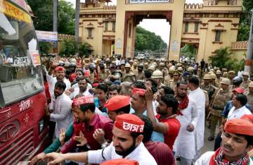 Police remove Chhatra Sabha activists who were protesting at BHU Gate on Monday